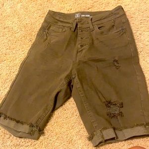 New, Never worn women Bermuda shorts, olive green